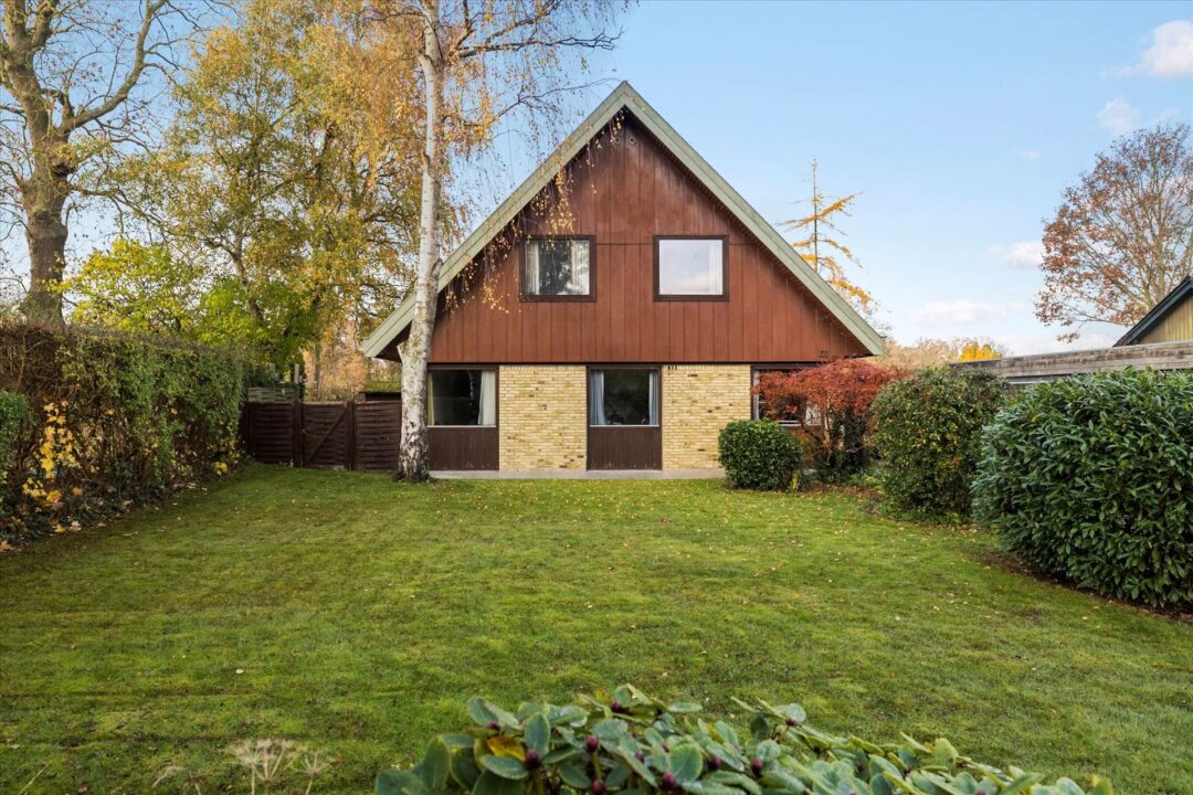 Personer ved bord med laptop og dokumenter