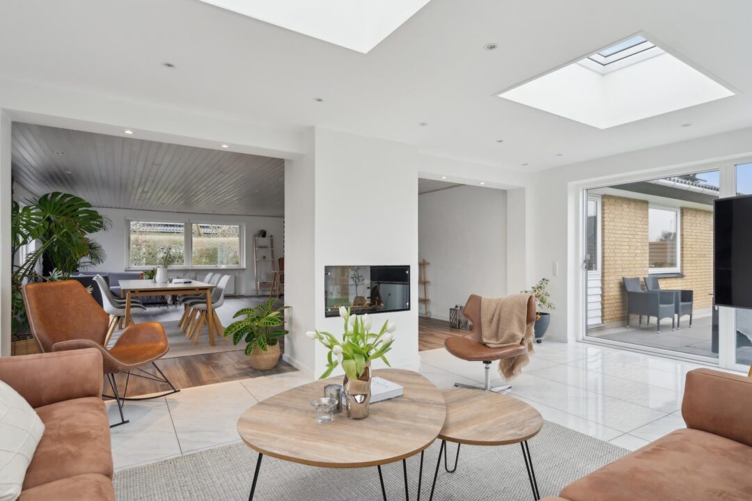 Personer ved bord med laptop og dokumenter