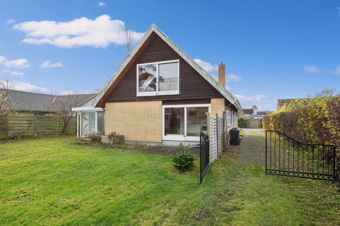 Personer ved bord med laptop og dokumenter