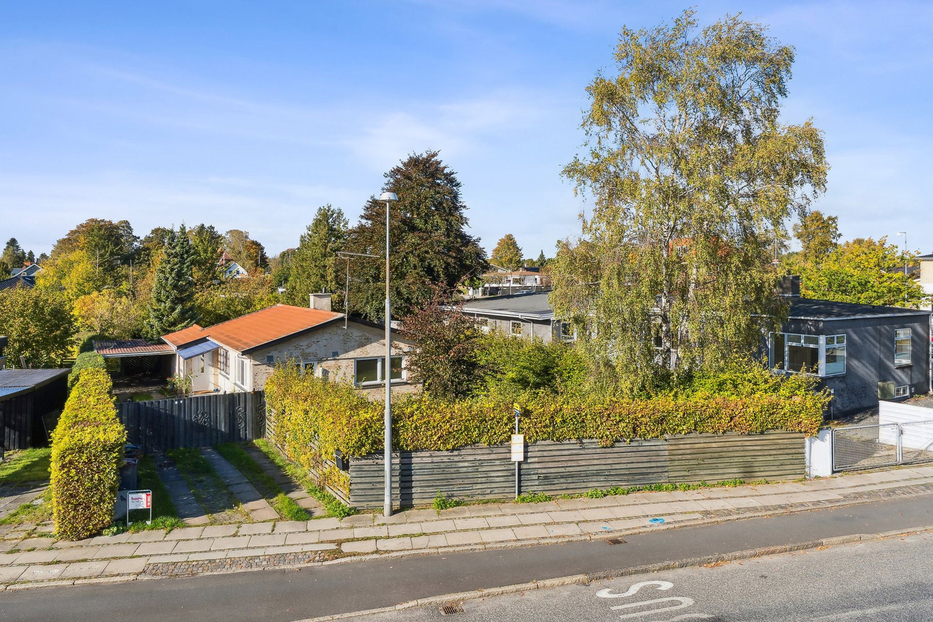 Personer ved bord med laptop og dokumenter