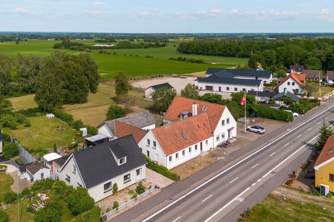 Graf med nøgletal og udvikling for 4242 Slagelse